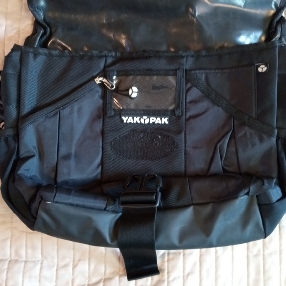 YAK PAC Messenger Crossbody Computer Bag Black Gray With Inner And Outer Pockets - Picture 7 of 8